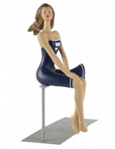 Figura sentada con traje marino