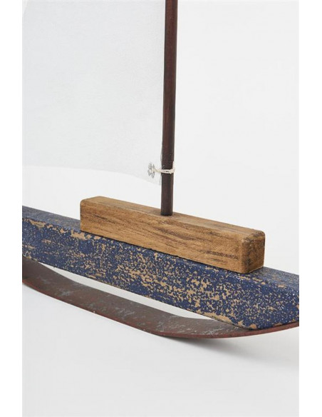 Velero de metal y madera