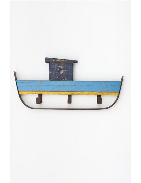Barco de metal y madera