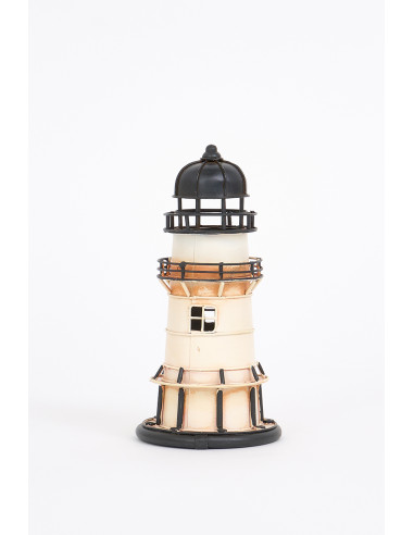 Faros de metal pintados con colores marinos