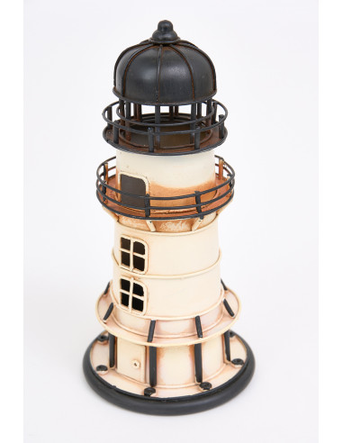 Faros de metal pintados con colores marinos