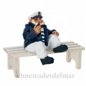 Figura marinera con pipa y sentado