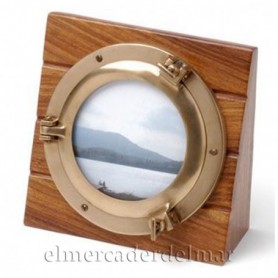 Portafotos con ojo de buey sobre taco de madera