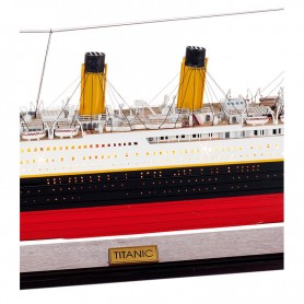 Maqueta de barco Titanic con luz en elmercaderdelmar.com para decoración náutica y marinera 2