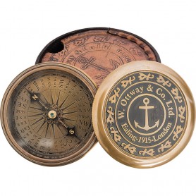 Brújula marinera con inscripción y estuche de cuero en el mercader del mar para decoración náutica y marinera