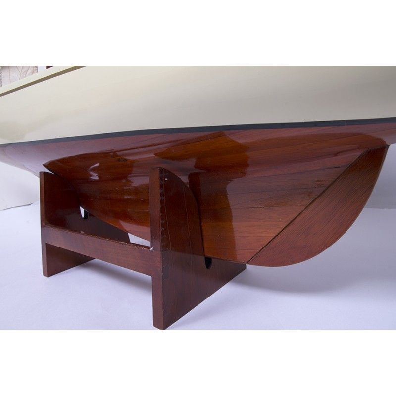 Maqueta del velero Rainbow Copa América