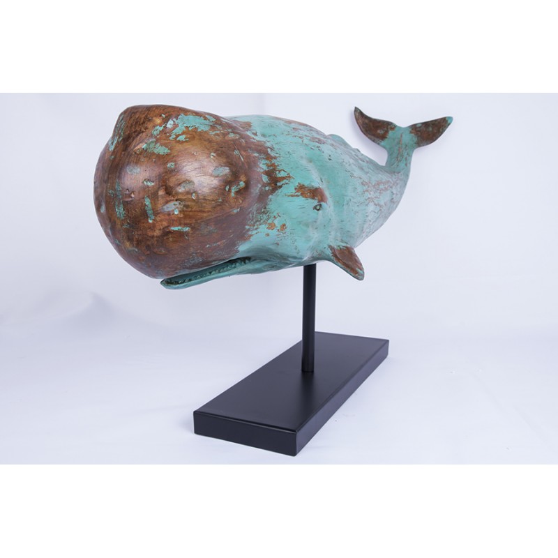 escultura de cachalote sobre peana