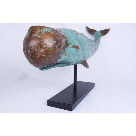 escultura de cachalote sobre peana