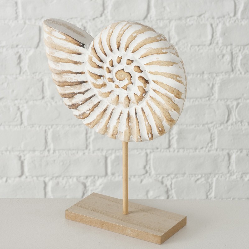 Caracola marina de madera sobre peana