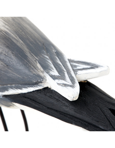 Ave marina gaviota sobre base de madera