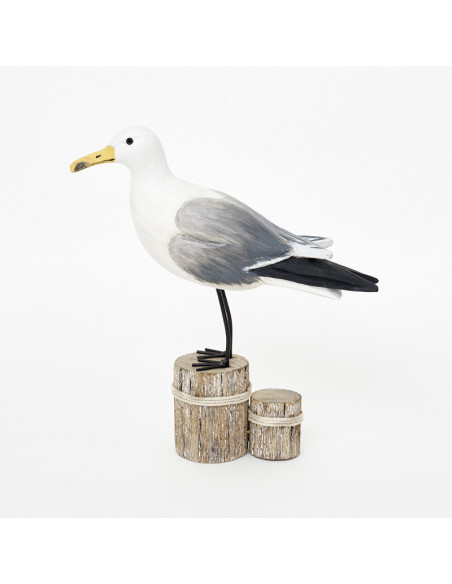 Pájaro gaviota marina sobre pilón de madera