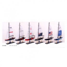 Maqueta en miniatura de velero de competición